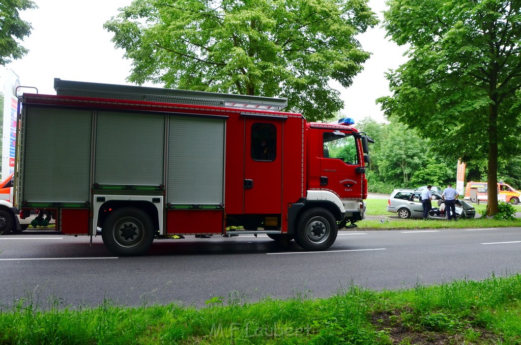 VU PKW Baum Koeln Niehl Neusser Landstr P29.JPG - Miklos Laubert